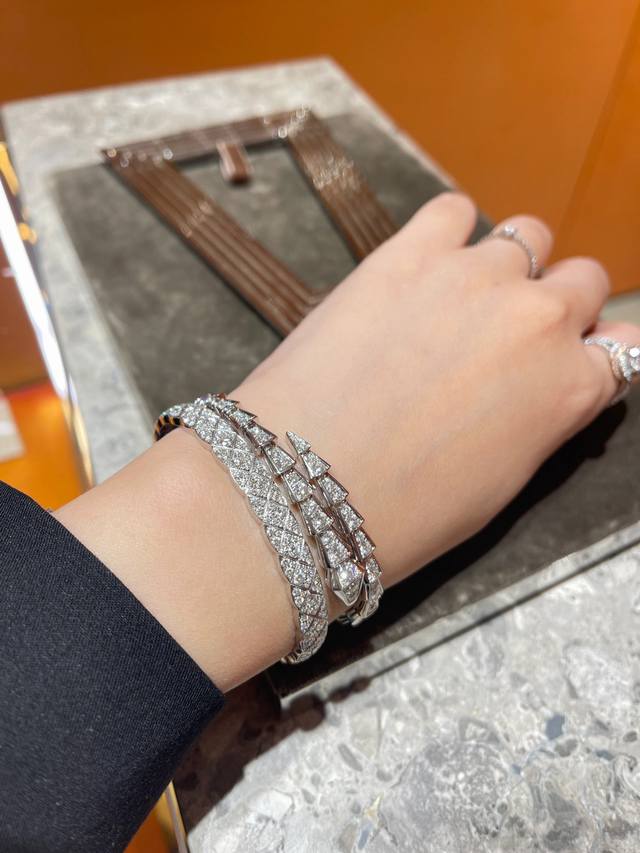 206874 We produce diamond-plated quilted bracelets, customizable with genuine go