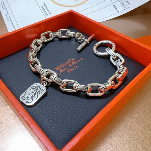 New Hermes bracelet, thicker platinum version. High-end craftsmanship, the same