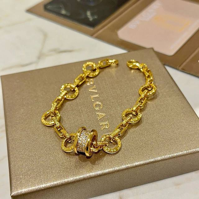 Bulgari Divas' Dream bracelet in V gold. Perfect condition, impeccable details ,