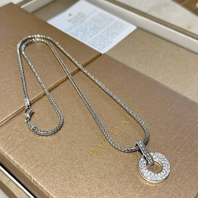 Bulgari necklace in V gold. This Bulgari Divas' Dream necklace is in perfect con