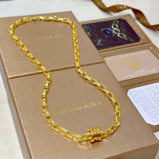 Bulgari necklace in V gold. From the Bulgari Divas' Dream collection, this neckl