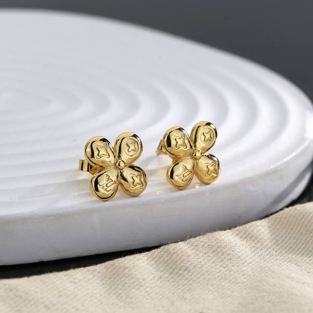 Louis Vuitton letter earrings, crafted with exquisite craftsmanship, feature pol