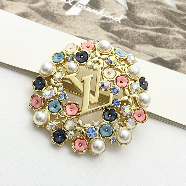 Code A674 0287835 LV brooch, a hot-selling item, newly arrived! Consistent with