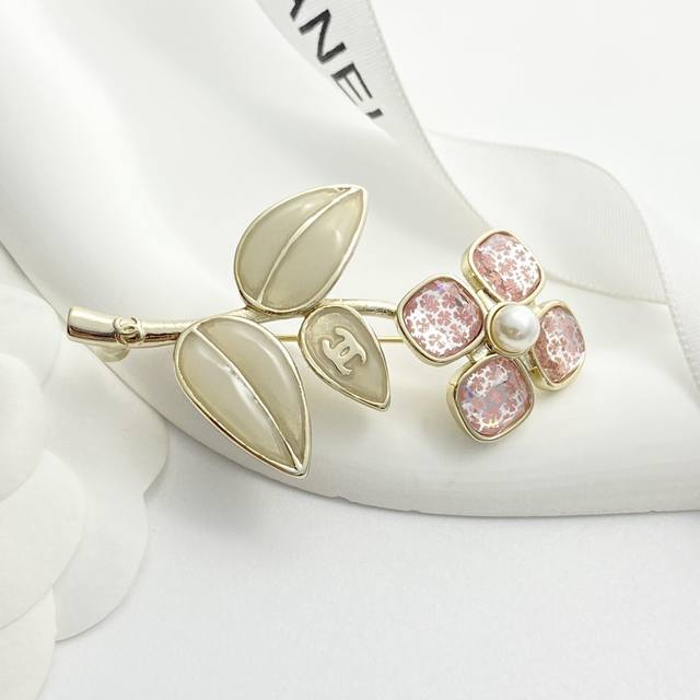Code A665 0257825 Chanel brooch hot-selling style new arrival Chanel 24 four-lea