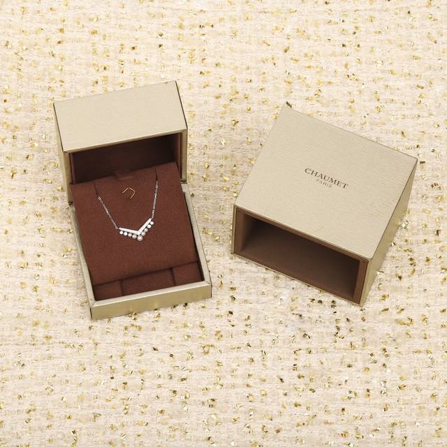 206367 We produce pearl necklaces, and can customize 18K gold and diamond versio