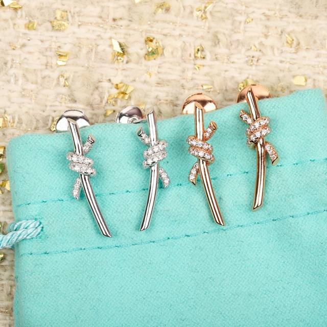 205951 We produce small Knot earrings, custom-made with real gold and diamonds.