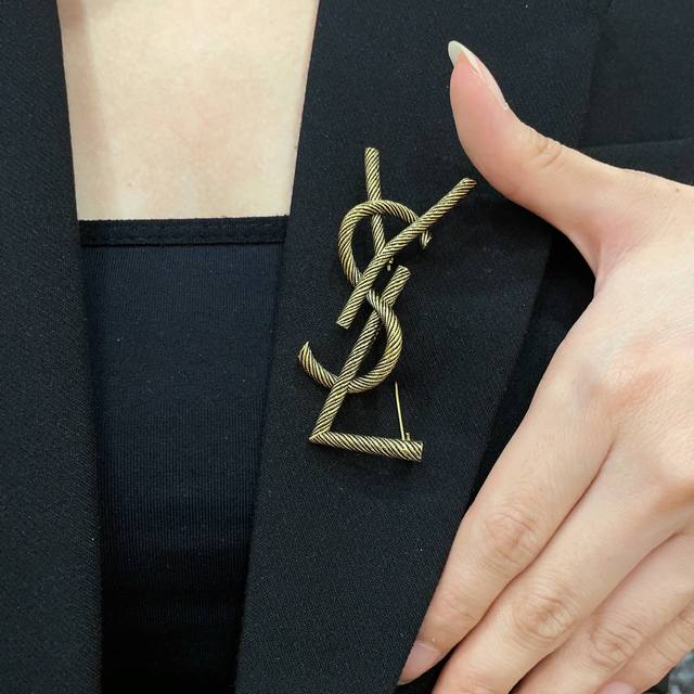 YSL Saint Laurent new brooches are now available at boutiques, the perfect acces