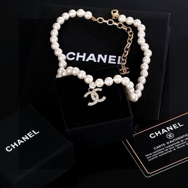 The quality is impeccable! Chanel's new pearl necklace. Irregularly adorned with