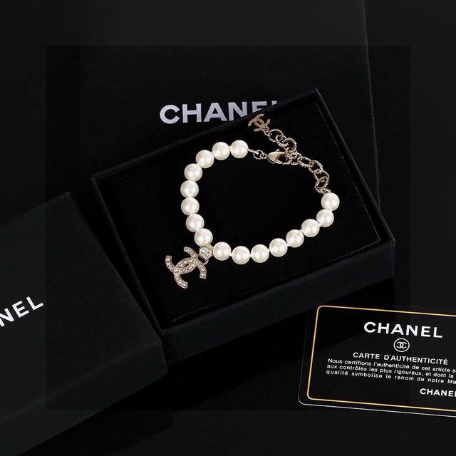 The quality is impeccable! Ch Nel Chanel New Pearl Bracelet Irregularly adorned