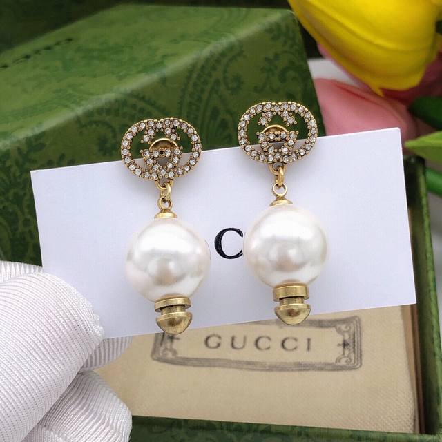 Item No. Ged0097 Gucci New Pearl and Diamond Stud Earrings Ddd