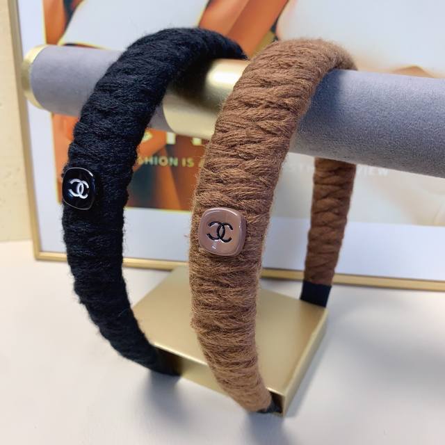 Chanel headband, a must-have for any elegant and sophisticated girl. A treasure
