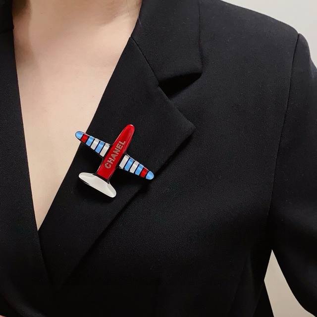 This latest high-quality imported acrylic airplane-patterned Chanel brooch is th
