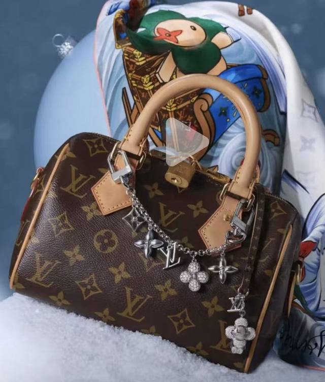 New Louis Vuitton Sailor bag chain keychain with sunflower design in two colors.