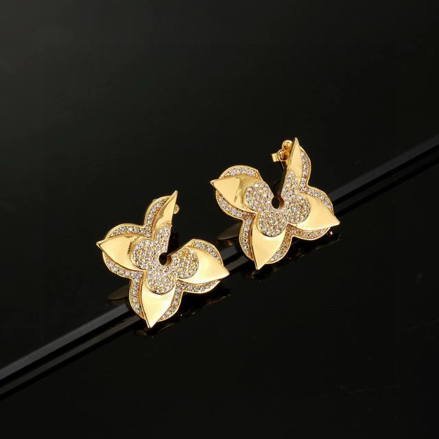 Louis Vuitton gold four-leaf clover earrings bring a fashionable and fun visual