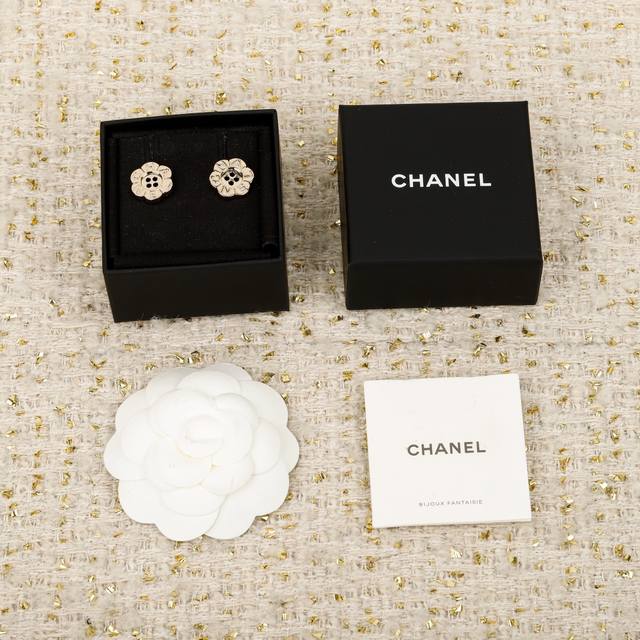 250554 We produce Zp7020, bulk inquiries welcome. Chanel Button Flower Earrings