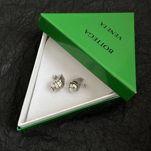 Bottega Veneta Bv earrings have a fantastic metallic feel and are absolutely stu