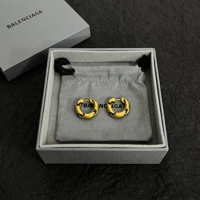 Balenciaga earrings, simple and elegant, with a rich, high-end gold finish, look
