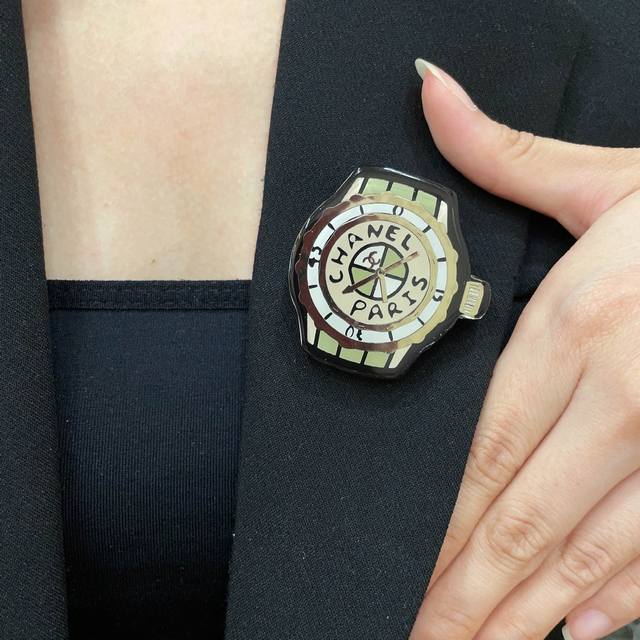 Chanel watch with double C logo brooch Ddd