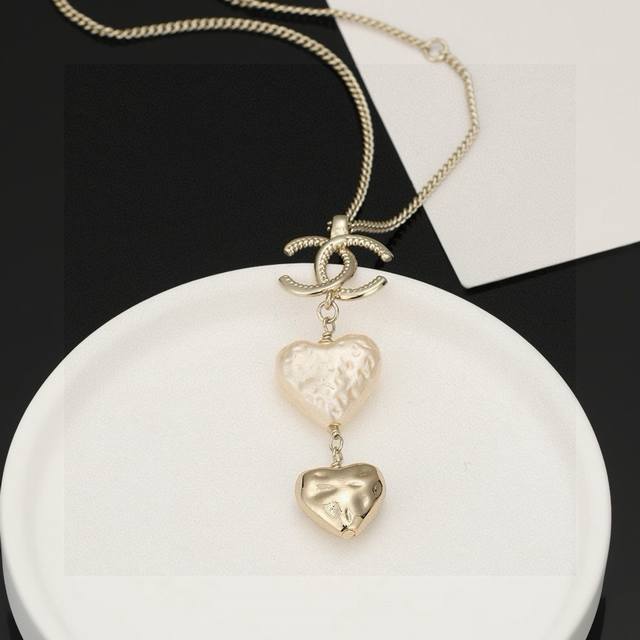 Chanel pearl heart necklace features a simple yet stylish design. The perfect co