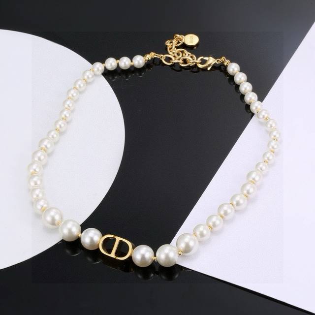Dior Cd pearl necklace features a simple yet stylish design. The perfect combina