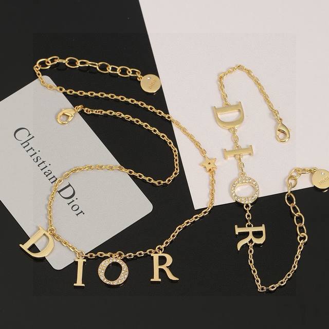 Dior Jadior letter necklace and bracelet uses gold as the main color, paired wit