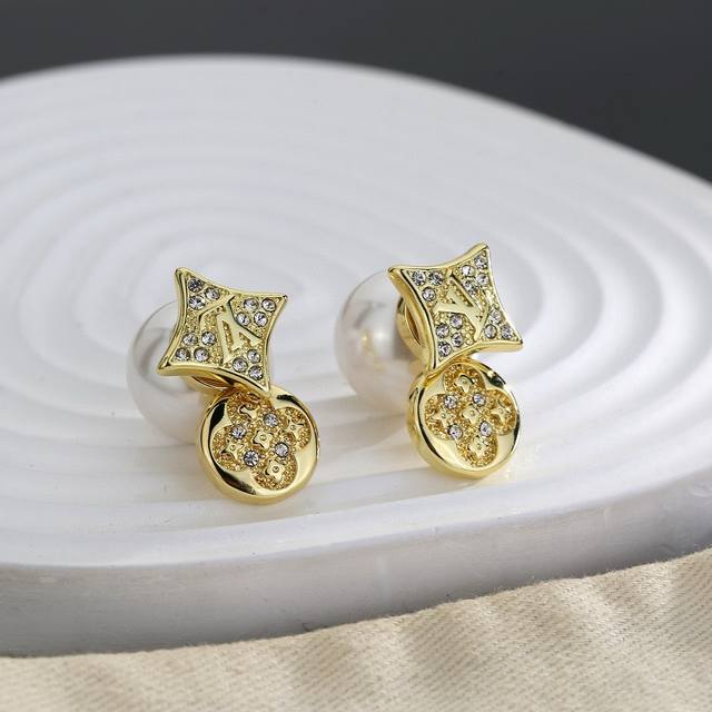 Louis Vuitton pearl stud earrings bring a fashionable and interesting visual app