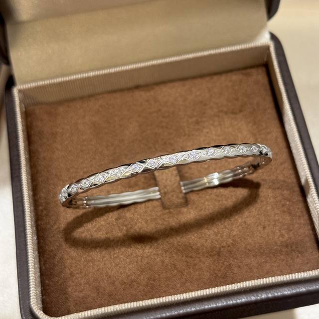 A6444 The latest hot release from the Chanel-inspired Coco series: a classic dou