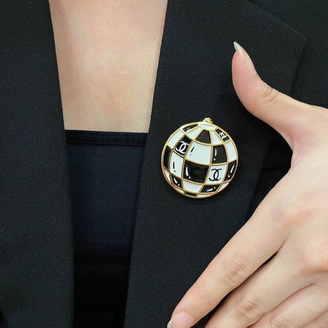 Chanel Double C Brooch Ddd