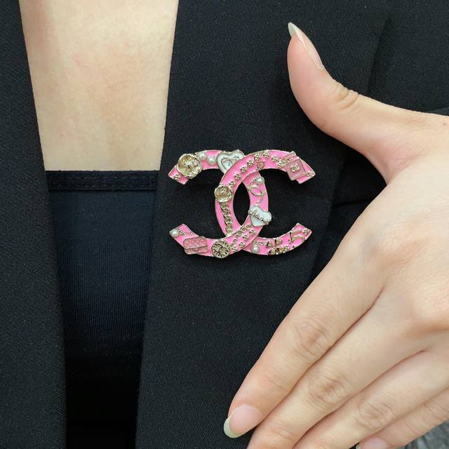 Chanel double C brooch with multiple accessories Ddd