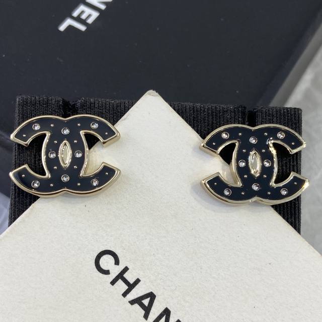 Xe0400 Ch Nel Enamel Double C Earrings Extremely popular, breathtakingly beautif