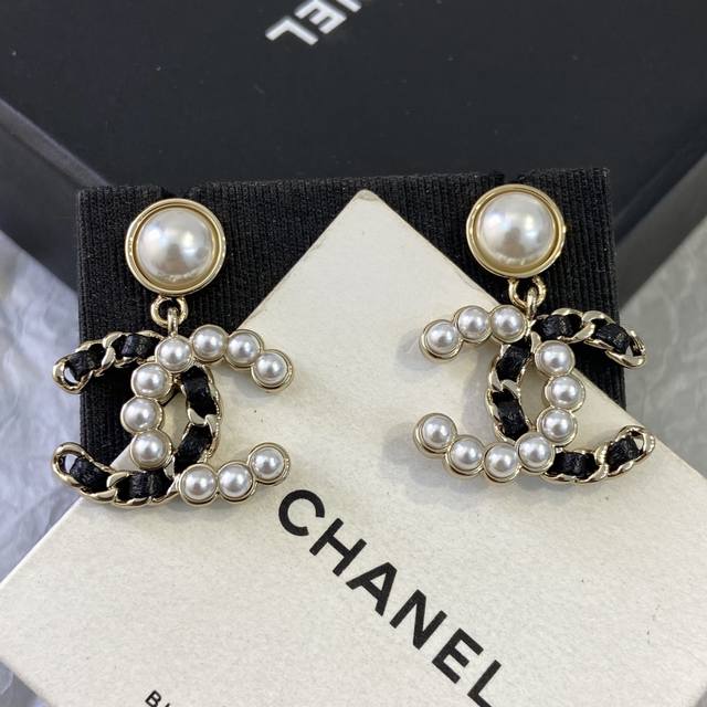 Xe0357 Light Gold Pearl and Leather Chain Double C Stud Earrings 25K Autumn/Wint