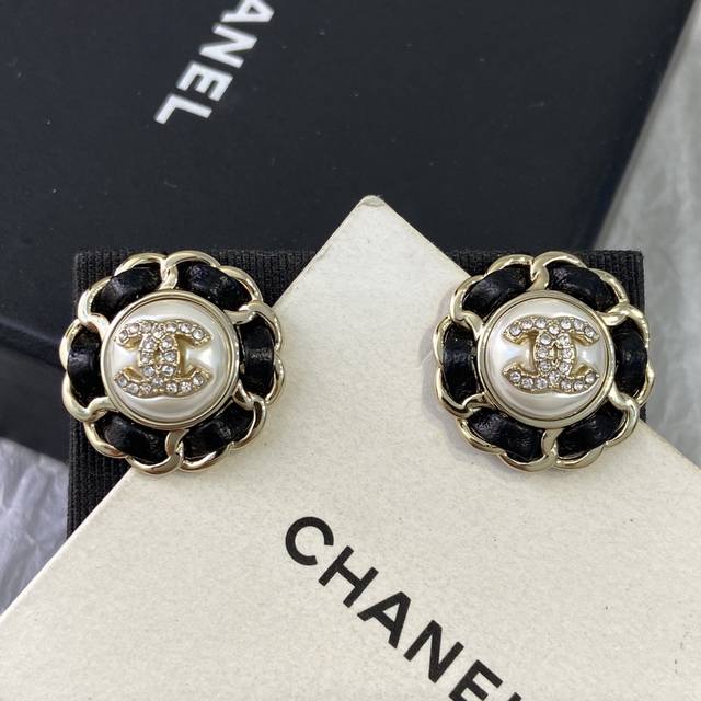 Xe0242 Round Leather Button Pearl Stud Earrings This season's must-have hot item