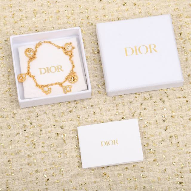 207943 We produce lucky bracelets, a must-have for sophisticated ladies. Custom-