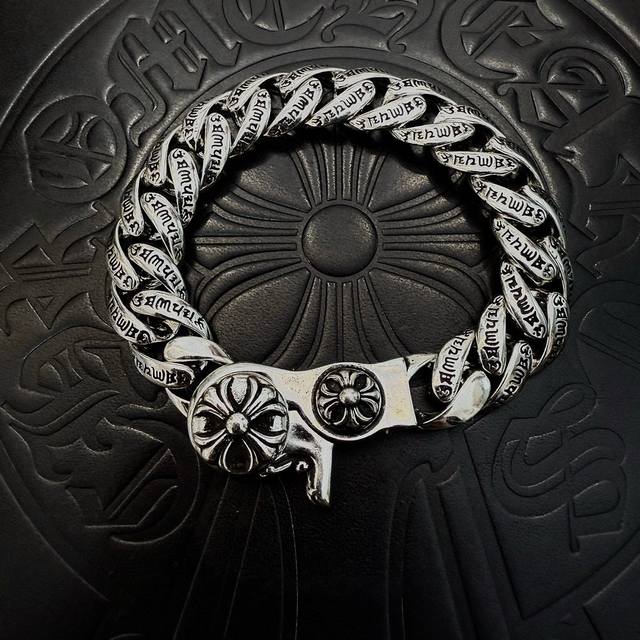 New boutique quality Chrome Hearts classic retro cross bracelet with embossed de
