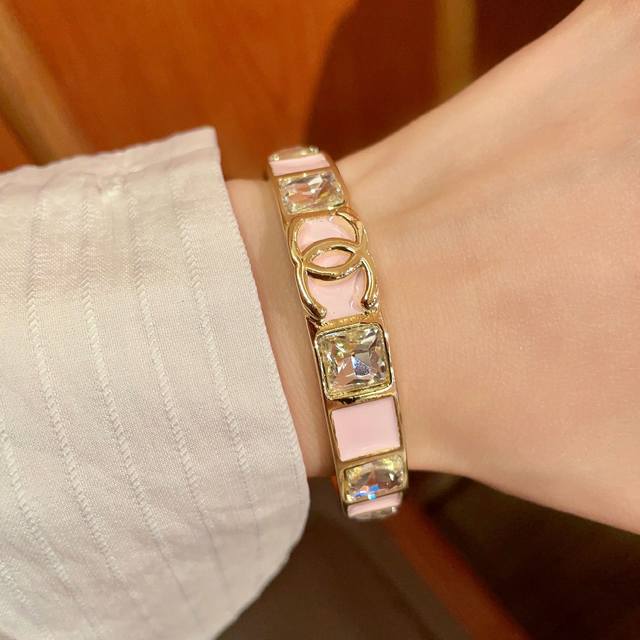 Xiaohongshu Recommended Hot Item: Chanel's New C-Letter Bangle. High-quality Cha