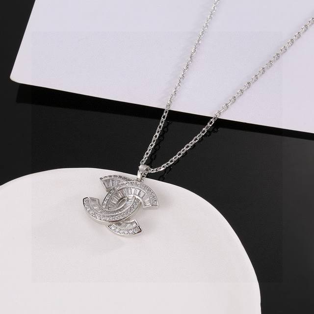 Chanel double C necklace looks simple but is very classic and versatile. The qua