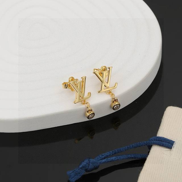 Louis Vuitton letter earrings, crafted with exquisite craftsmanship, feature pol