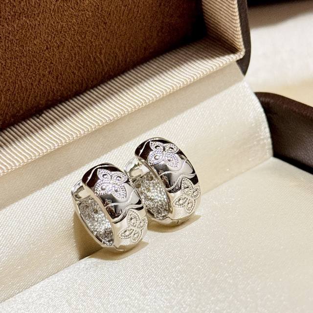 A6859 New designer four-leaf clover flower earrings, high-end S925 material, lux