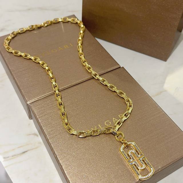 Bulgari necklace in V gold. From the Bulgari Divas' Dream collection, this neckl