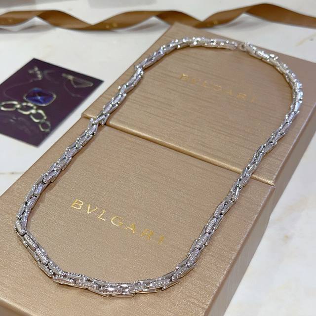Bulgari necklace in V gold. From the Bulgari Divas' Dream collection, this neckl