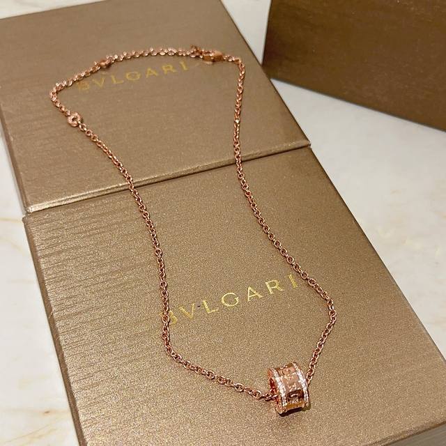 Bulgari necklace, entirely covered in diamonds in V-gold. From the Bulgari Divas