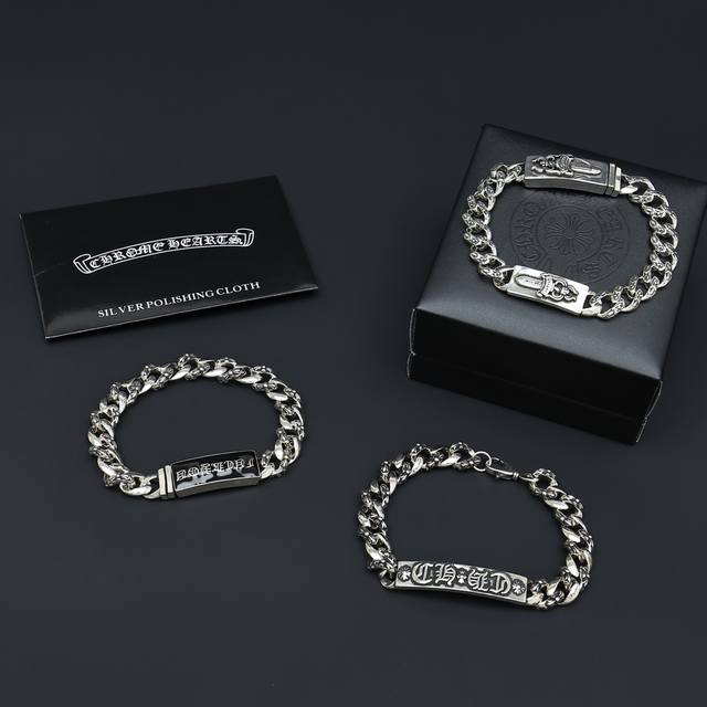 This is the latest Chrome Hearts bracelet! It's so cool! A must-have! Factory di