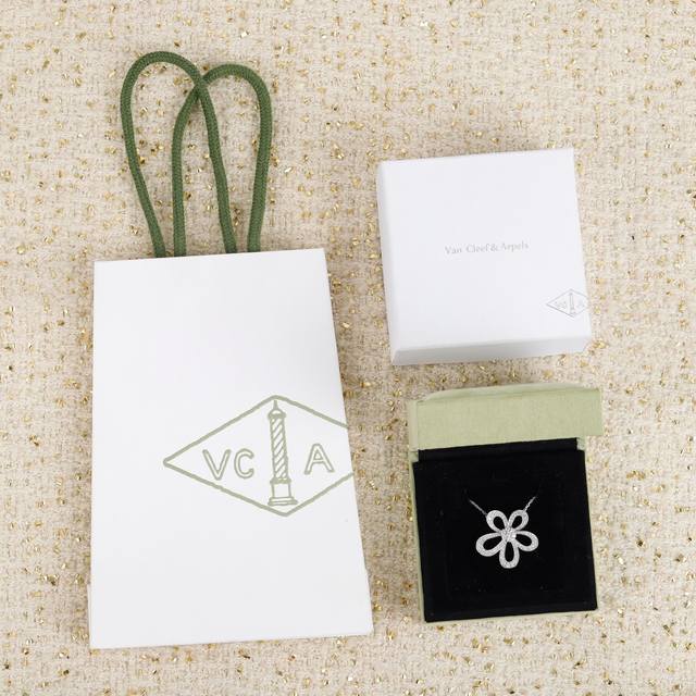 203591 We produce the Van Cleef & Arpels Sweet Alhambra large flower necklace (Z