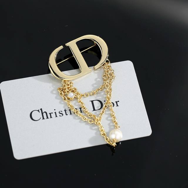 Dior's hot-selling new brooch, a Dior logo chain brooch, is not your average pro