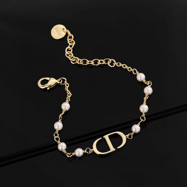 Dior's hot-selling new pearl bracelet/sweater chain is now available. Not your a