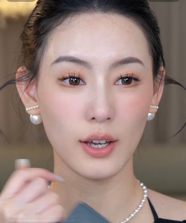 Xiaohongshu Recommendation: Latest Hot Item - High-End Celine Pearl Stud Earring