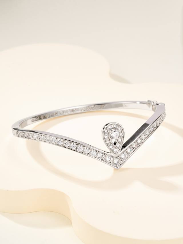 The Chaumet Egret Bracelet is a jewelry piece from the Jos