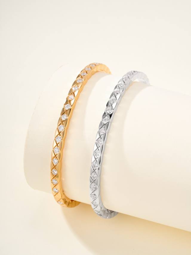 Coco Crush Slim Pattern Delicate Diamond Bangle, Size 17 (Ddd) The long-awaited