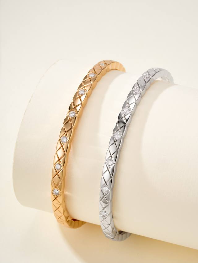 Coco Crush Slim Pattern Exquisite Diamond Bangle, Size 17 (Ddd) The long-awaited