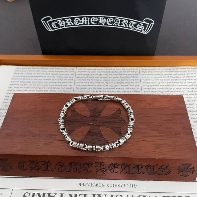 This Chrome Hearts classic retro bamboo-joint letter bracelet boasts embossed de